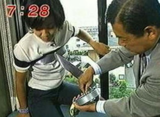 マンション5階の部屋から降りる菊間さん