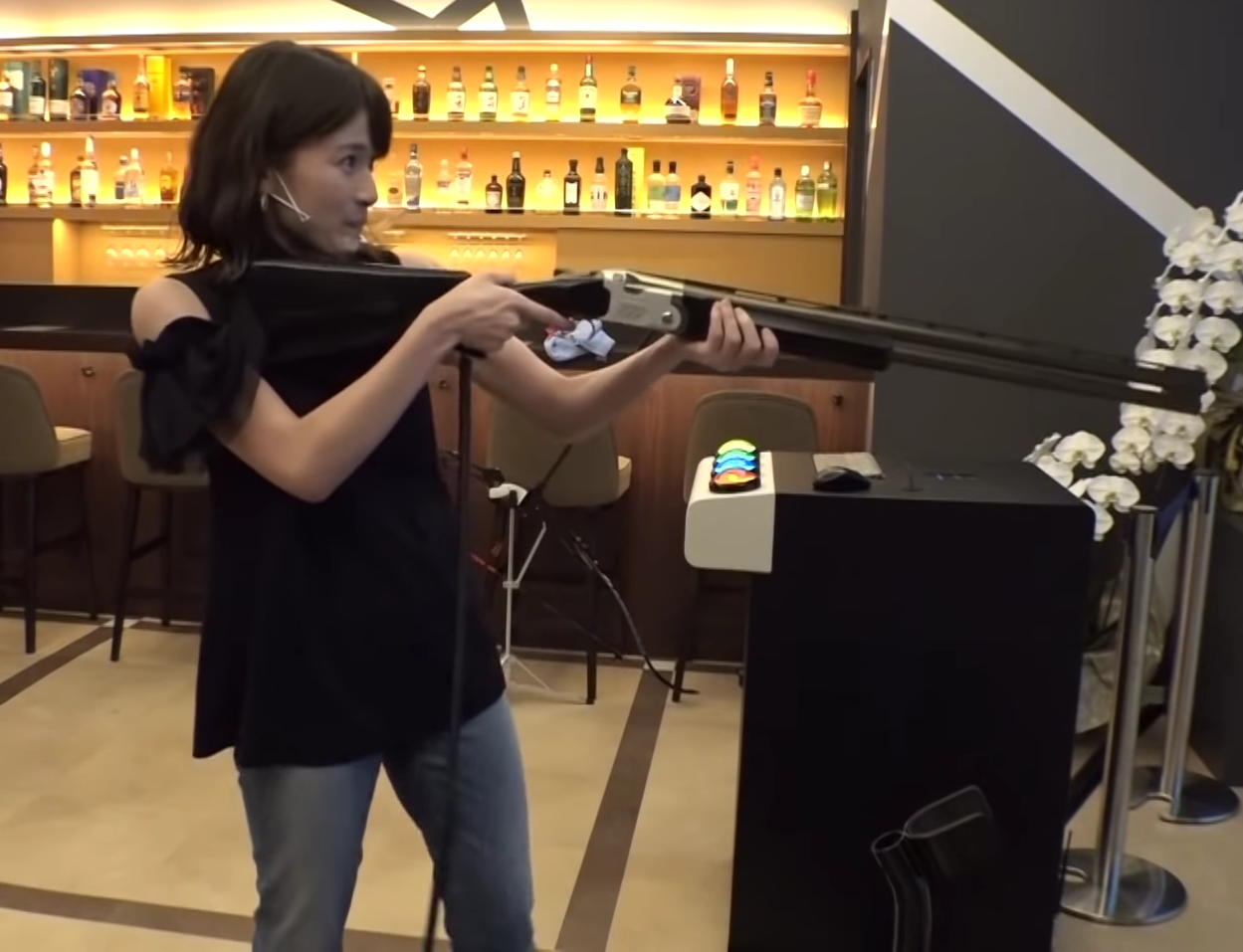 銃のゲーム対決に挑む宇内梨沙